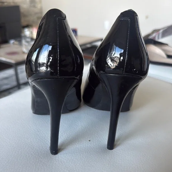 Jessica Simpson Black Heels with Pointed Toe and Stiletto Heel - Picture 3 of 3